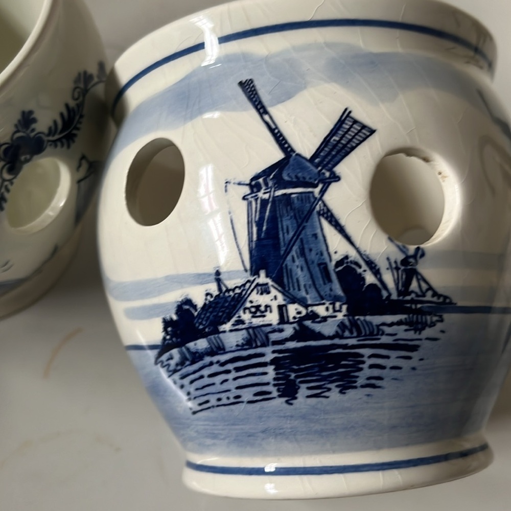Vintage Set Of Two Delft Blue Tulip Planters Diameter 4.5 in Hight 5in - Picture 6 of 9
